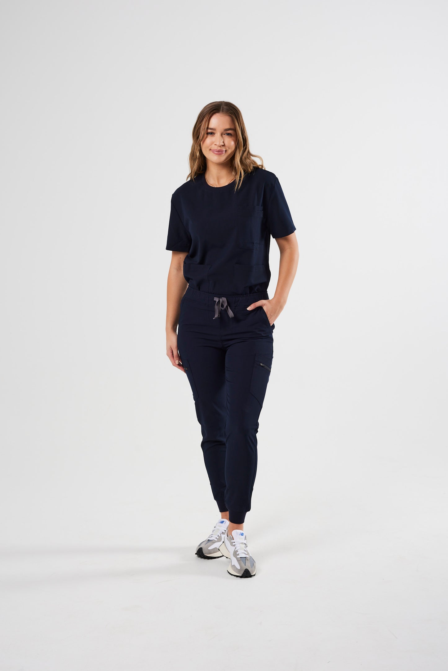 CLASSIC CREW NECK WOMEN'S SCRUB TOP (NAVY)