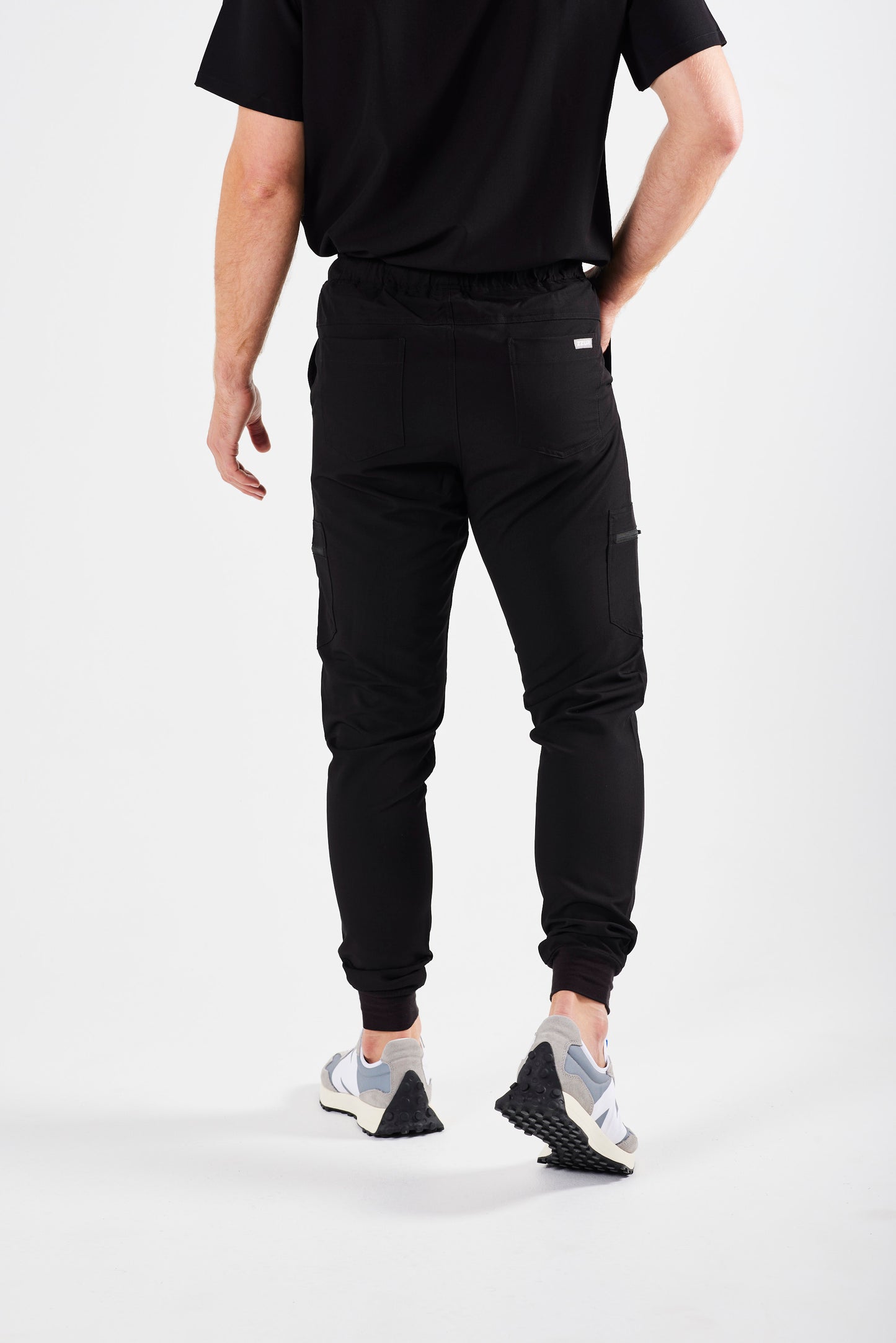 CLASSIC MEN’S JOGGER SCRUB PANTS (BLACK)