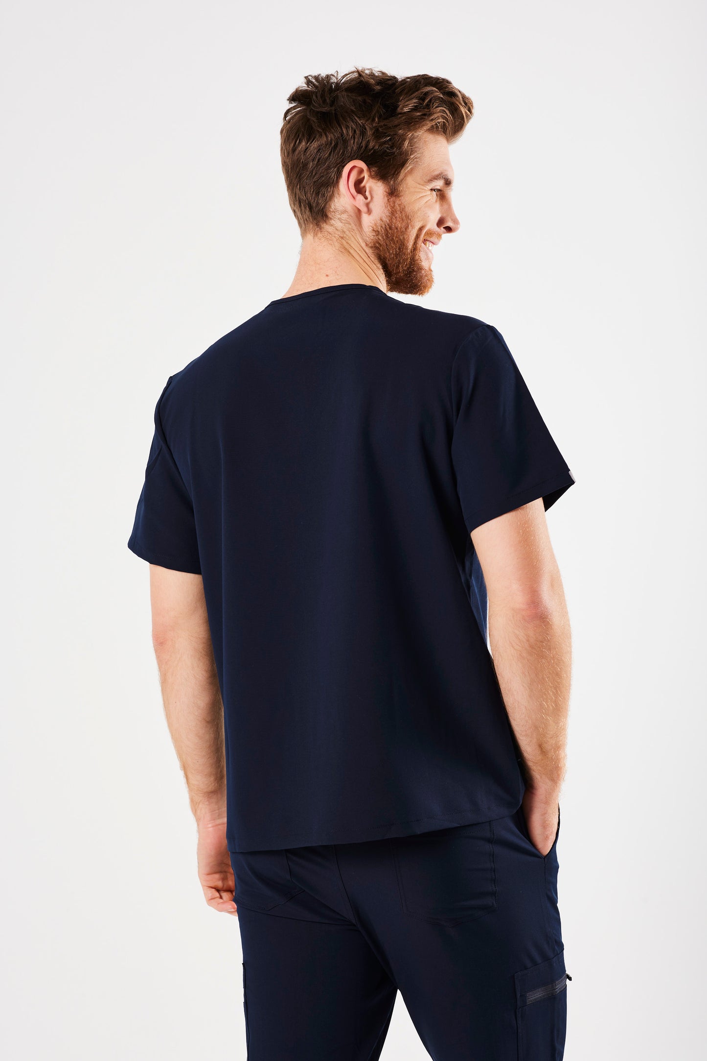 CLASSIC THREE-POCKET MEN'S SCRUB TOP (NAVY)